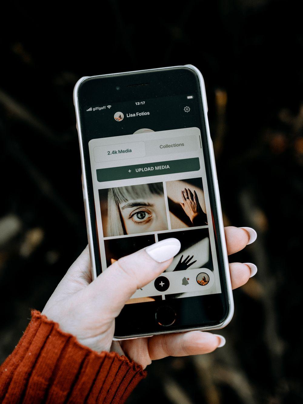 Testing a mobile app interface in the hand